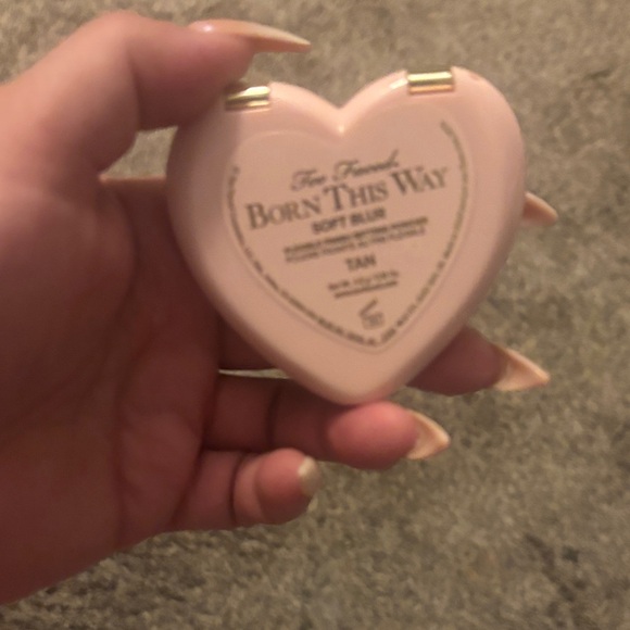Too Faced Gold Heart-Shaped Compact - Picture 2 of 4